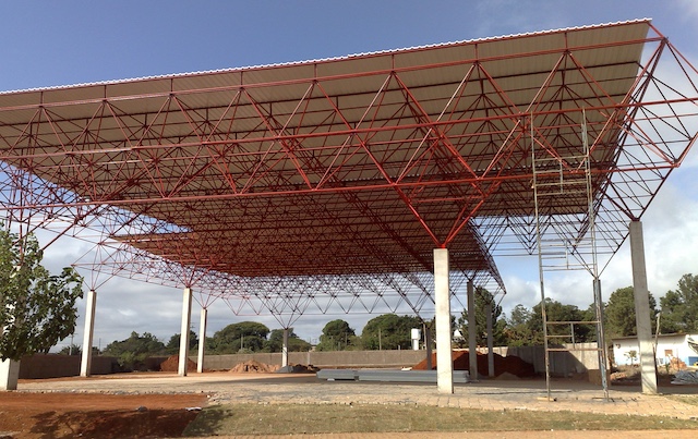 Utilização de estruturas metálicas, que garante maior limpeza da obra, maior facilidade de transporte e manuseio das peças, maior facilidade de montagem, facilidade de desmontagem e reaproveitamento, facilidade de vencer grandes vãos e redução da carga nas fundações.