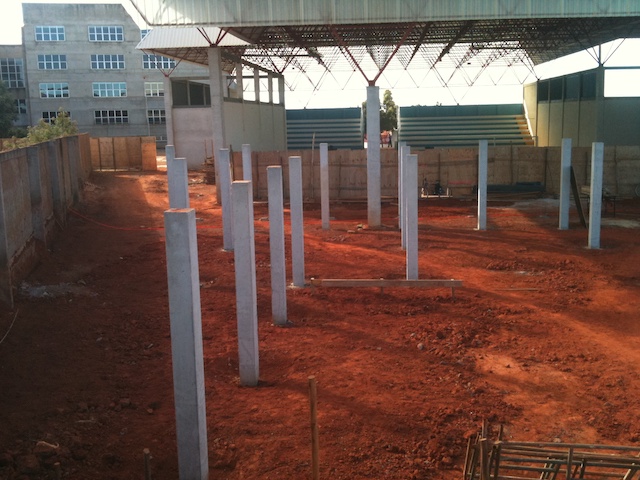 Utilização de fôrmas metálicas para a construção dos pilares e dos degraus da arquibancada em aço-betão, proporcionando economia, limpeza e rapidez na obra;