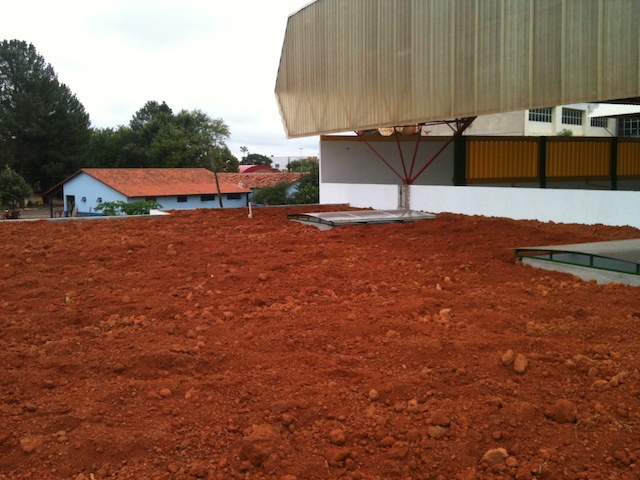 Terra da piscnia na cobertura: parte da terra retirada do buraco para a construção da piscina faz parte da composição da cobertura verde da área anexa ao ginásio.