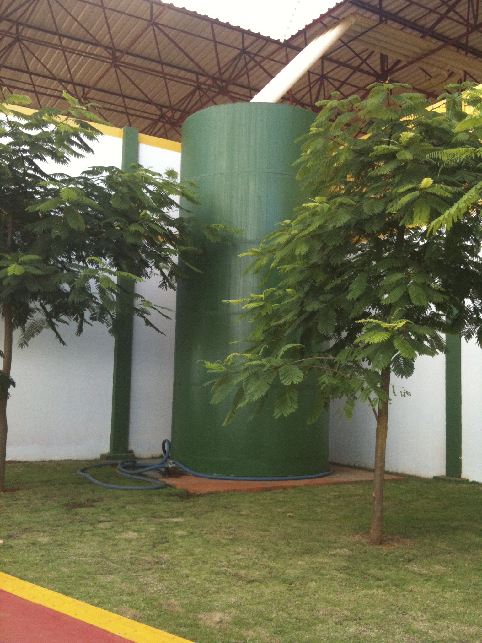 Construção de reservatório (42 mil litros de capacidade) para armazenar a água da chuva coletada das calhas de cobertura do ginásio, para posterior reaproveitamento em irrigação e nas descargas sanitárias.