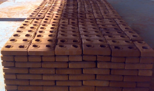 Terra da piscina nas paredes do ginásio: com a terra retirada do buraco para a construção da piscina foram fabricados tijolos solo-cimento, para o assentamento de todas as paredes do complexo.