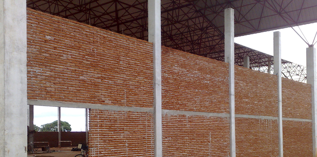 Terra da piscina nas paredes do ginásio: com a terra retirada do buraco para a construção da piscina foram fabricados tijolos solo-cimento, para o assentamento de todas as paredes do complexo.