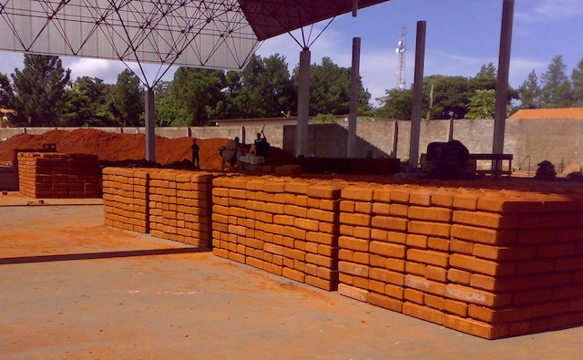 Terra da piscina nas paredes do ginásio: com a terra retirada do buraco para a construção da piscina foram fabricados tijolos solo-cimento, para o assentamento de todas as paredes do complexo.